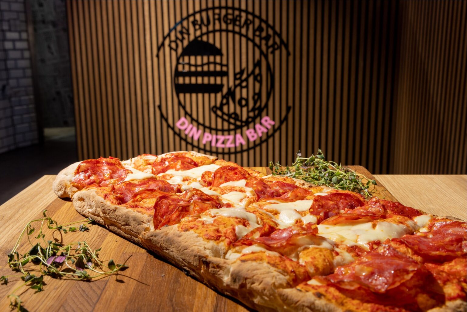 Peperoni pizza på træbord i pizzabar